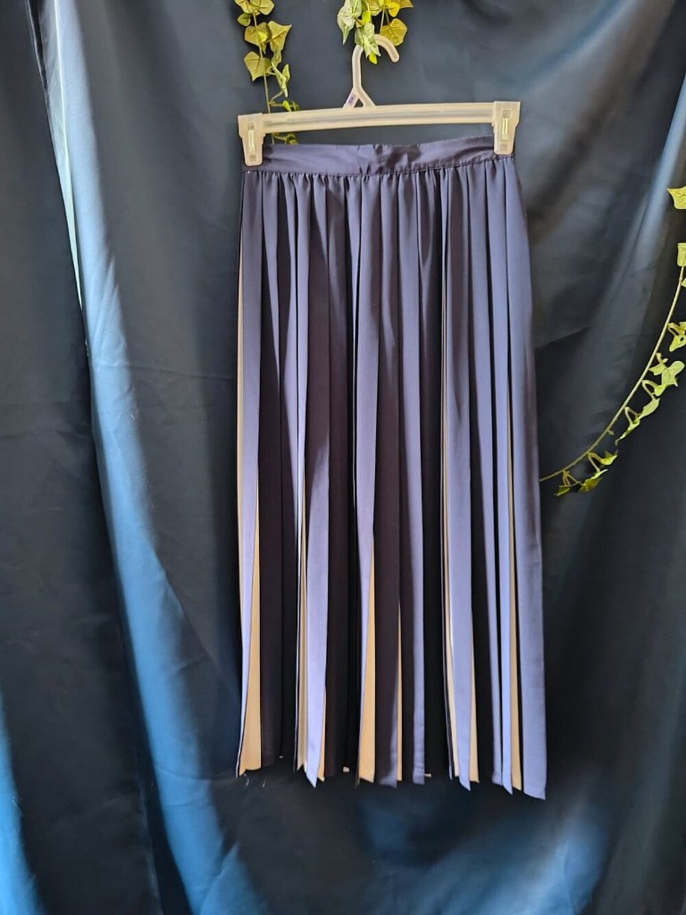 Vintage 1980s Liz Claiborne Contrast Pleated Midi Skirt Two-Tone Navy / Ivory - Picture 4 of 7